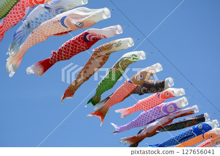 鯉魚stream在藍藍的天空中游泳 127656041