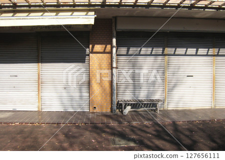 關門的商店,百葉窗緊閉的場景 關門的商店,百葉窗緊閉的場景 127656111