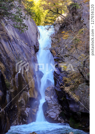 Sengataki Falls, the source of the Arakawa River, Shosenkyo Gorge in autumn, a special national scenic spot 127656120