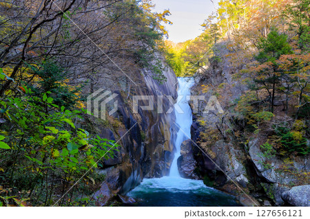 Sengataki Falls, the source of the Arakawa River, Shosenkyo Gorge in autumn, a special national scenic spot 127656121
