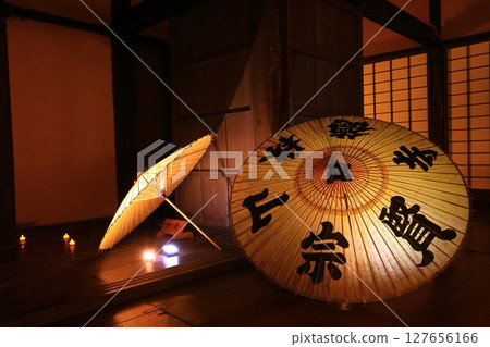 日式圖像、古老的日本傘和日本風景 127656166