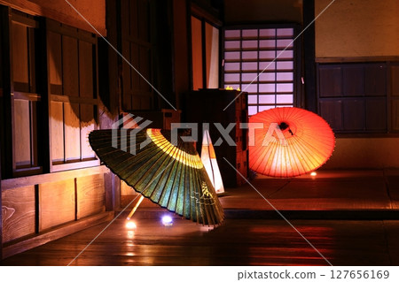 日式圖像、古老的日本傘和日本風景 127656169