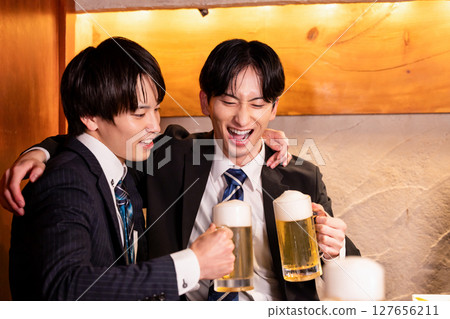 飲酒聚會：年輕人在居酒屋舉杯 127656211