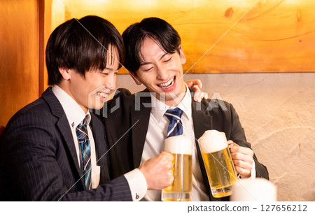 飲酒聚會：年輕人在居酒屋舉杯 127656212