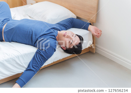睡眠不好的男人 127656234