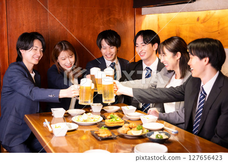 飲酒聚會：年輕人在居酒屋舉杯 127656423