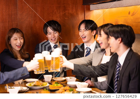 飲酒聚會：年輕人在居酒屋舉杯 127656429