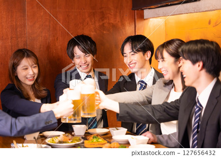 飲酒聚會:年輕人在居酒屋舉杯 飲酒聚會:年輕人在居酒屋舉杯 127656432