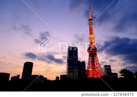Tokyo Tower shining in the night sky Tokyo Tower shining in the night sky 127656475