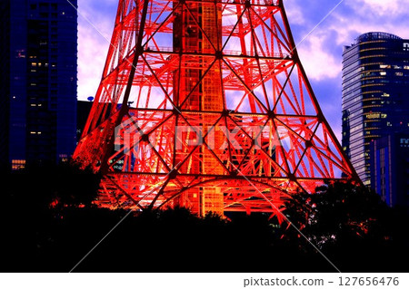 Tokyo Tower shining in the night sky Tokyo Tower shining in the night sky 127656476