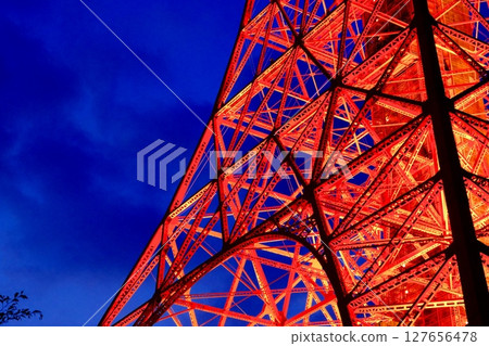 Tokyo Tower shining in the night sky Tokyo Tower shining in the night sky 127656478