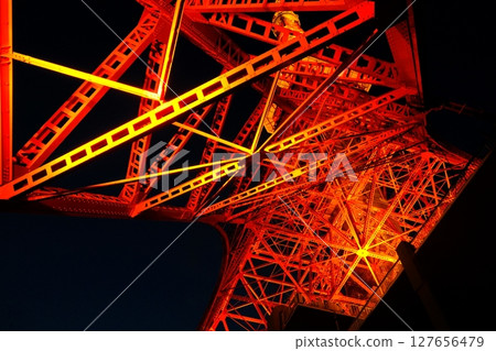 閃耀在夜空中的東京塔 127656479
