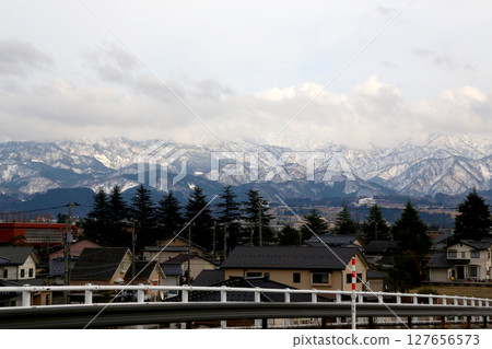 從富山市眺望冬季的立山山脈 127656573