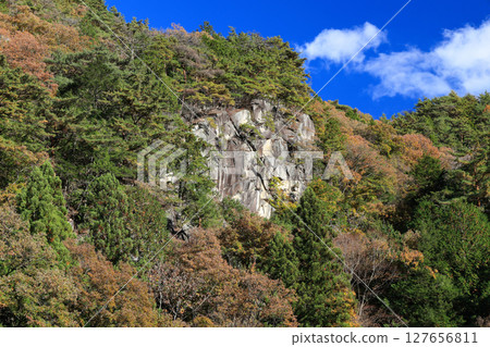 View the autumn leaves from the walking trails of Shosenkyo, a national special scenic spot 127656811