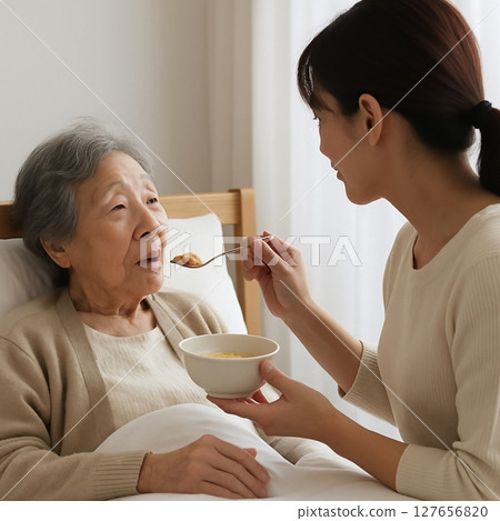 家人在床邊提供照護（吃飯、握手、與病人交談） 127656820