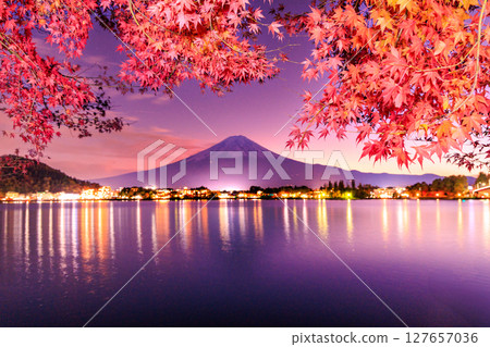 秋季富士山的壯麗景色 秋葉交織的河口湖夜景 山梨縣河口湖町 127657036