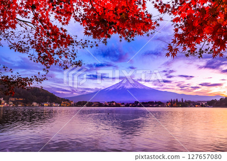 Spectacular view of Mt. Fuji in autumn at dusk on Lake Kawaguchiko, Yamanashi Prefecture 127657080