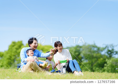 一家四口在公園野餐 127657166