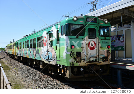 Train running on the Sakai Line, Kiha 40, stopped at Sakaiminato Station, Tottori Prefecture Train running on the Sakai Line, Kiha 40, stopped at Sakaiminato Station, Tottori Prefecture 127658070