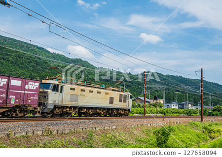 一列貨運列車穿越滋賀縣長濱市與鄉町的鄉村 一列貨運列車穿越滋賀縣長濱市與鄉町的鄉村 127658094