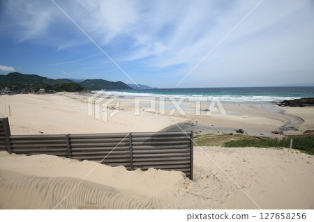 導致沙灘的路 127658256