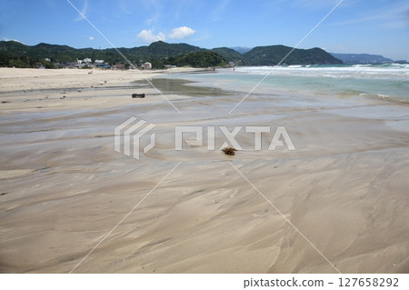 Waves crashing on the beach River water flowing onto the beach 127658292