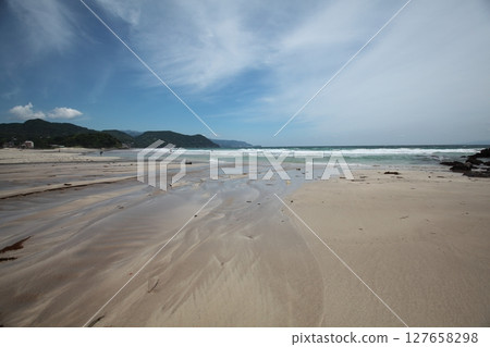 Waves crashing on the beach River water flowing onto the beach Waves crashing on the beach River water flowing onto the beach 127658298
