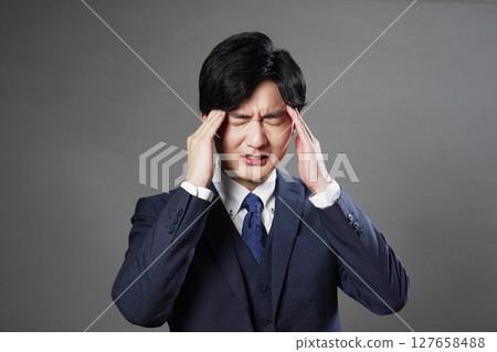商人頭痛黑色背景 127658488