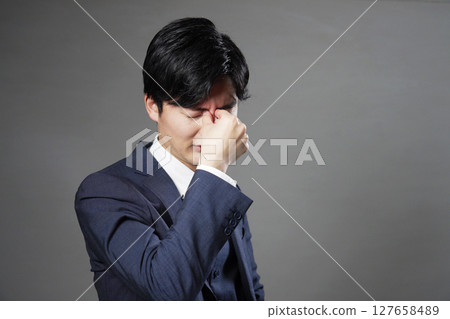 商人眼睛疲勞黑色背景 127658489