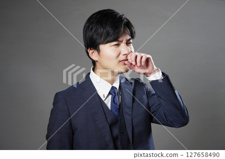 商人鼻炎黑色背景 127658490