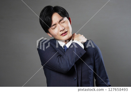 商人僵硬的肩膀黑色背景 127658493