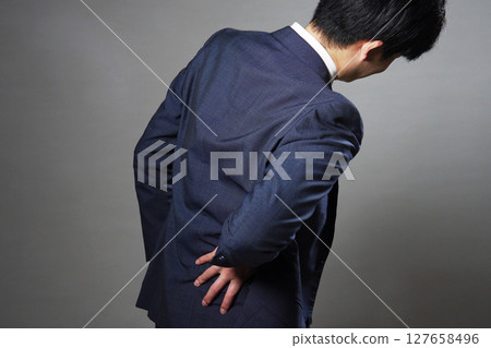 商人背痛背視黑色背景 127658496
