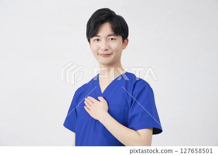醫生、護士、牙醫、護理師、手放在胸前的男人、肖像、白色背景、看著相機 127658501