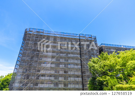 日本橫濱城市景觀。公寓大樓的維修、檢查、鷹架、防護網等。網路外有衛星天線… 日本橫濱城市景觀。公寓大樓的維修、檢查、鷹架、防護網等。網路外有衛星天線… 127658519