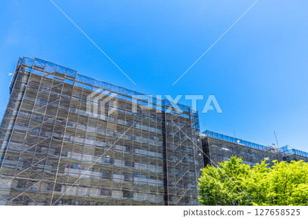 日本橫濱城市景觀。公寓大樓的維修、檢查、鷹架、防護網等。網路外有衛星天線… 127658525