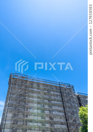 日本橫濱城市景觀。公寓大樓的維修、檢查、鷹架、防護網等。網路外有衛星天線… 127658563