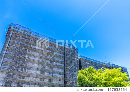日本橫濱城市景觀。公寓大樓的維修、檢查、鷹架、防護網等。網路外有衛星天線… 日本橫濱城市景觀。公寓大樓的維修、檢查、鷹架、防護網等。網路外有衛星天線… 127658564