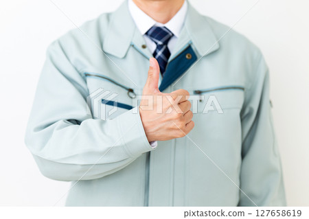 一位身穿綠色工作服的中年男性商人豎起大拇指 127658619