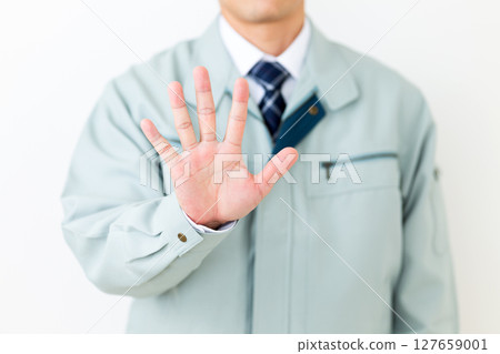 一位身穿綠色工作服、舉起五根手指的中年男性商人 127659001