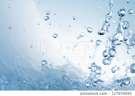水濺在藍色背景上。 127659095