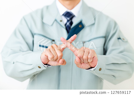 一位身穿綠色工作服的中年男性商人做十字手勢 127659117