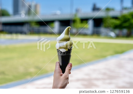 宇治抹茶香草冰淇淋和黑筒冰淇淋的夏季甜點照片 宇治抹茶香草冰淇淋和黑筒冰淇淋的夏季甜點照片 127659136