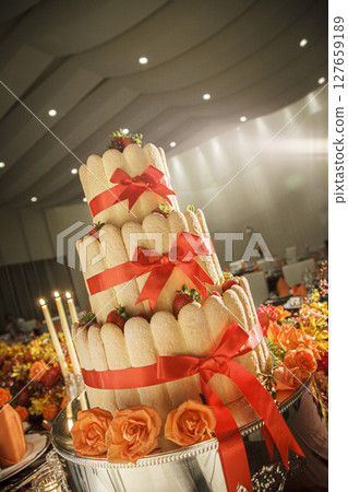 Gorgeous strawberry three-tiered cake material image 127659189
