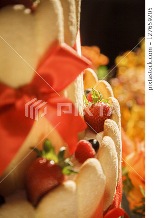 Gorgeous strawberry three-tiered cake material image 127659205