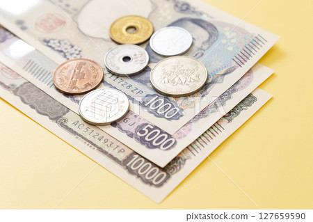 黃色背景中的日本貨幣 127659590