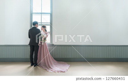 西式房屋、婚禮會場、穿著粉紅色婚紗拍攝婚紗照的新人（婚紗照拍攝） 127660431