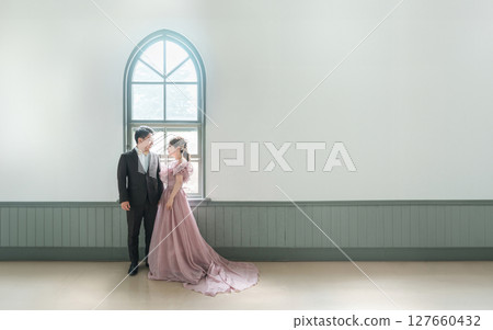 Western-style house, wedding hall, couple taking wedding photos in pink dresses (pre-wedding photo shoot) 127660432
