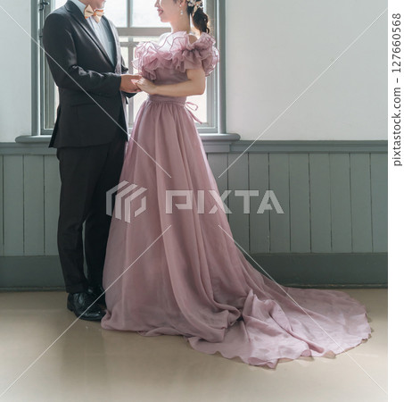 西式房屋、婚禮大廳、穿著粉紅色禮服拍攝婚紗照的夫婦 西式房屋、婚禮大廳、穿著粉紅色禮服拍攝婚紗照的夫婦 127660568