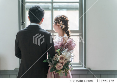 Western-style house, wedding hall, couple taking wedding photos in pink dresses 127660576