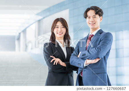 雙臂交叉的商務人士 127660687